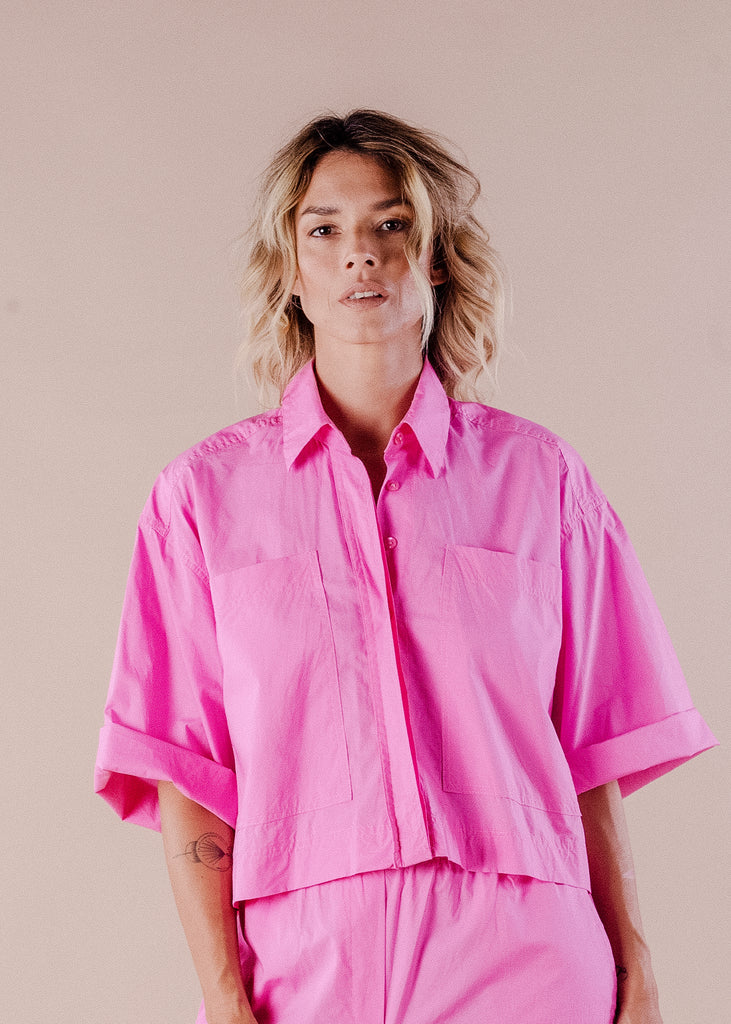 camisa con bolsillos estilo crop top color rosa