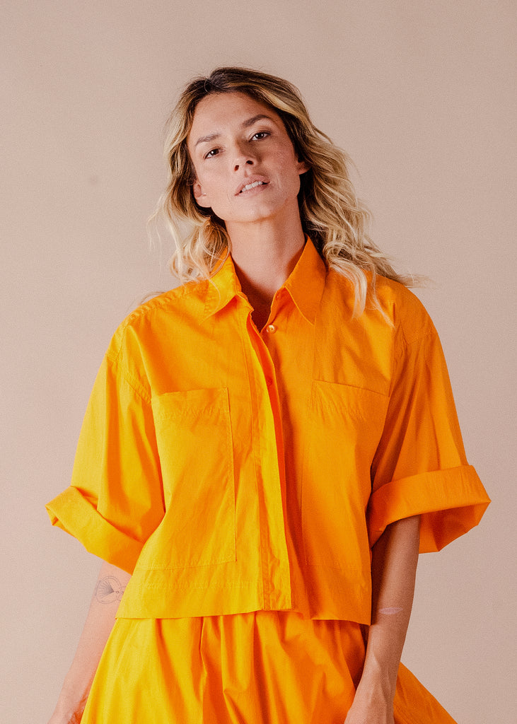 camisa con bolsillos estilo crop top color tangerine