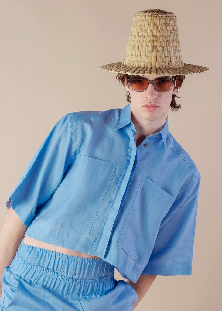 camisa con bolsillos estilo crop top color azul