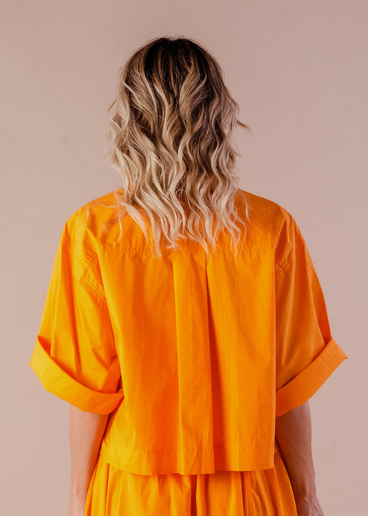 camisa con bolsillos estilo crop top color tangerine
