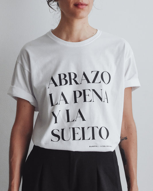 T-SHIRT QUOTES ABRAZO LA PENA Y LA SUELTO BIURIFUL+SANDRA BERNARDO COLAB